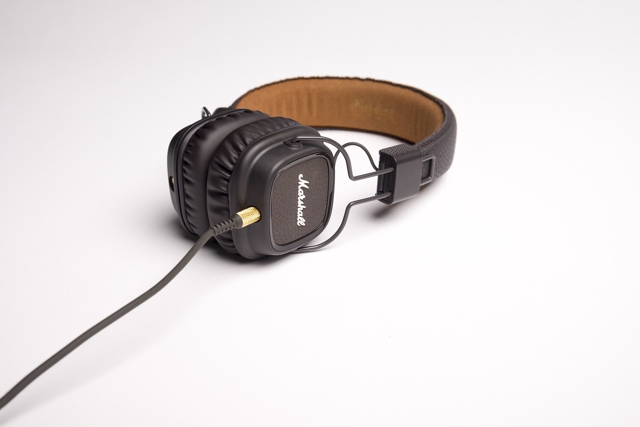 Hoe koppel je je stereo aan je koptelefoon?