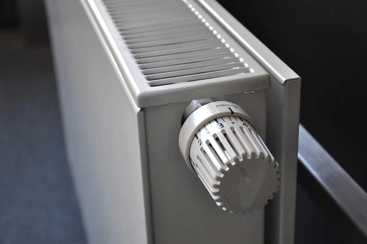 Hoe vervang je de batterij van een thermostaatknop?